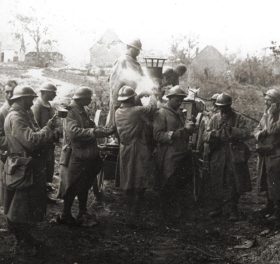 Troupes françaises devant une cantine mobile, bataille de la Somme