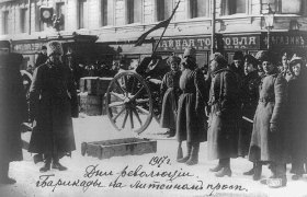 Barricades à Saint-Pétersbourg à l’époque de la révolution, 1917