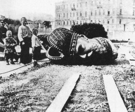 La statue détruite du tsar Alexandre III à Moscou