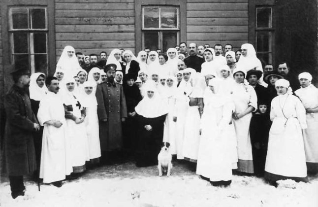 Le tsar avec le personnel d’un hôpital militaire