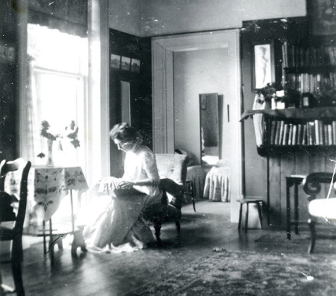 Ethel Cooper dans son appartement à Leipzig situé Grassistrasse