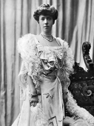 La reine Elisabeth de Belgique (1876-1965) : d’origine bavaroise, l’épouse du roi Albert Ier est la nièce de l’impératrice Elisabeth d’Autriche, la célèbre Sissi, assassinée à Genève en 1898.