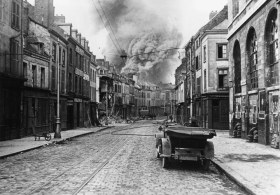 Une rue d’Amiens lors du bombardement par les troupes allemandes, avril 1918