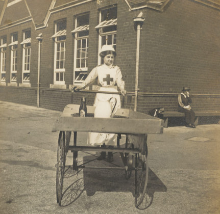 Gabrielle West devant l’hôpital de Naunton Park à Cheltenham en Grande-Bretagne