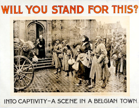 Une affiche de propagande britannique montrant des femmes et des enfants belges emmenés par des soldats allemands. L’indignation face à l’entrée des troupes allemandes en Belgique conduit la population britannique à se mobiliser pour la guerre.
