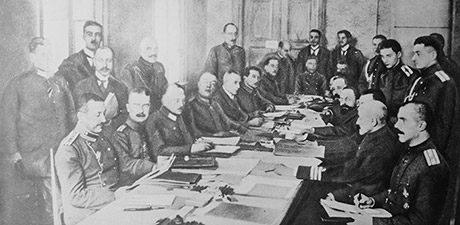 Les délégations rassemblées autour d’une table lors des négociations de paix de Brest-Litovsk