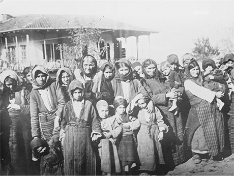 Un groupe d’Arméniennes avec leurs enfants
