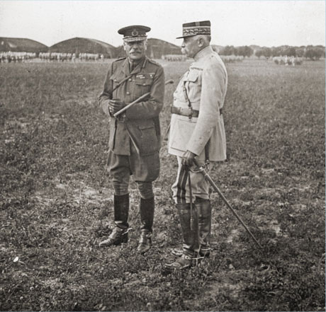 Douglas Haig (à gauche), commandant en chef des troupes britanniques en France avec le général français Antoine 