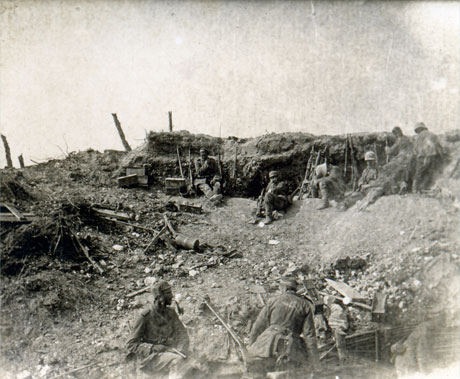 Soldats allemands devant leurs positions dans la Somme