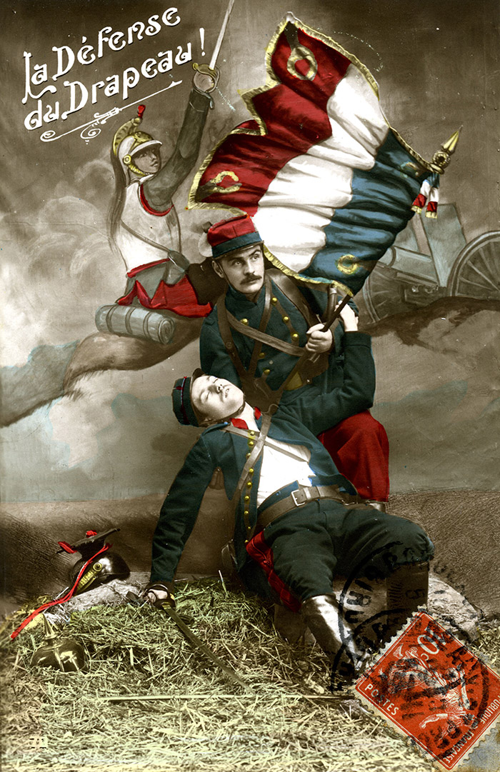Une carte postale de propagande représentant des soldats combattant sous le drapeau français. 