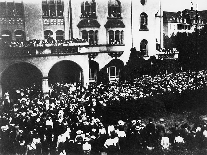 Ouvriers en grève devant La Maison du peuple à Iéna en janvier 1918