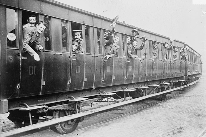 Soldats britanniques faisant signe à bord d’un train