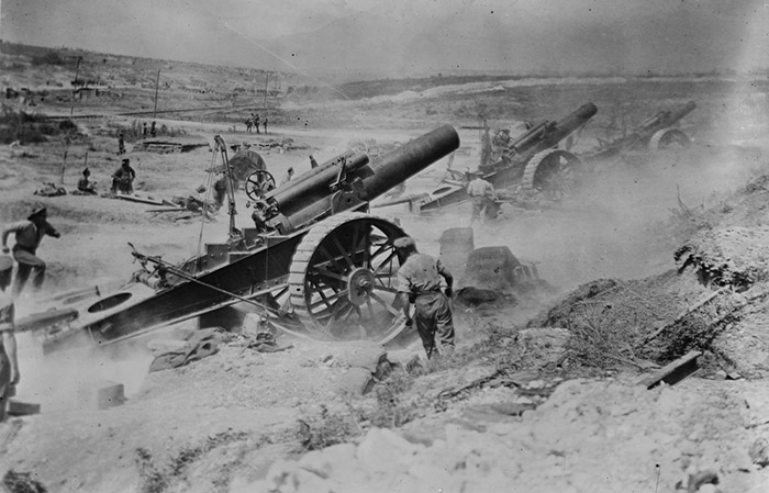 Artilleurs britanniques faisant feu sur les positions allemandes