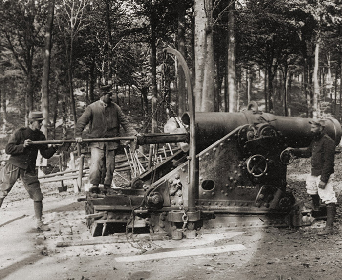 Soldats français à côté d’un énorme canon