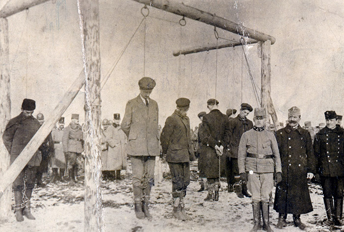 Troupes autrichiennes lors de l’exécution de civils serbes en 1915